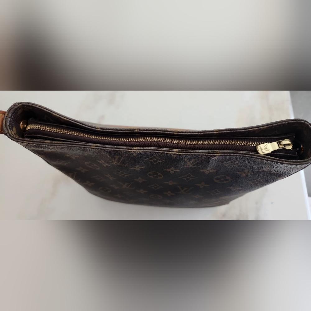 Amazing Condition! LV Monogram Looping GM Shoulder Bag. - Picture 11 of 16